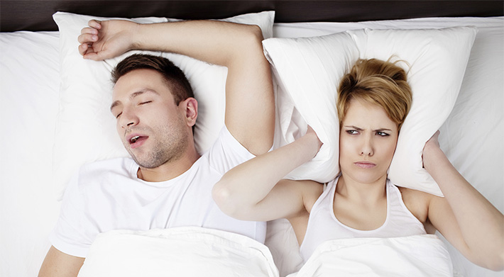 Причины храпа и проблем со сном